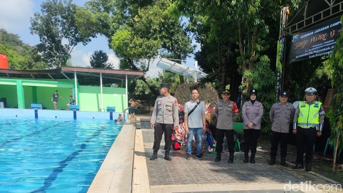 Polisi mengecek tempat wisata di Bojonegoro saat momentum libur Lebaran