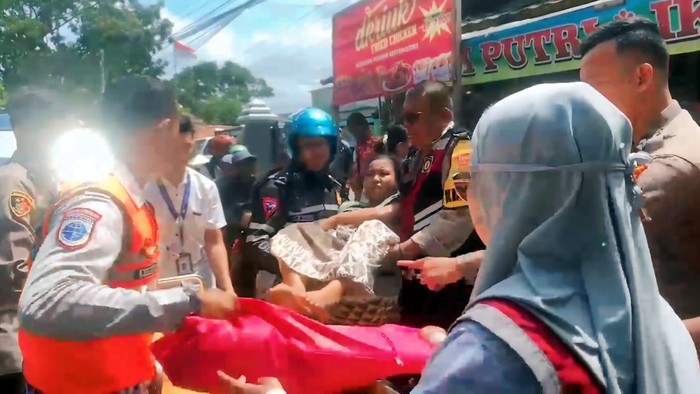 Polisi Sukabumi sigap menolong ibu hamil yang mau melahirkan.