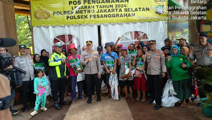 Polsek Pesanggrahan membagikan paket sembako kepada para pemulung hingga masyarakat lainnya saat momen lebaran. (dok istimewa).