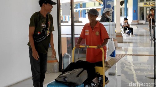 Porter di Terminal Mengwi, Badung, mengantar barang bawaan penumpang saat momen Lebaran, Minggu (14/4/2024). (Agus Eka Purna Negara/detikBali)