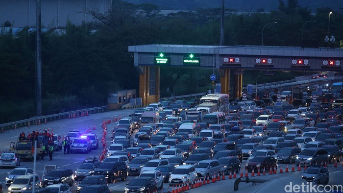 Kendaraan mengantre di Gerbang Tol Cikampek Utama, Minggu (14/4/2024).