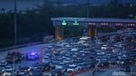 Potret Kepadatan Arus Balik di Gerbang Tol Cikatama