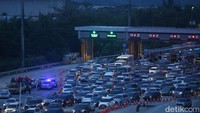 Arus balik pada H+4 mulai terasa di gerbang Tol Cikatama, kendaraan yang berasal dari timur harus mengantre untuk masuk ke Tol Cikampek.