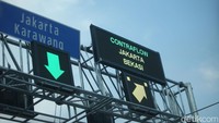Pantauan detikcom hingga pukul 18.00 WIB di gerbang Tol Cikatama masih diberlakukan contraflow ke arah Jakarta.