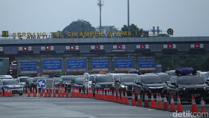 Kendaraan mengantre di Gerbang Tol Cikampek Utama, Minggu (14/4/2024).
