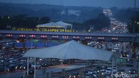 Kendaraan mengantre di Gerbang Tol Cikampek Utama, Minggu (14/4/2024). 