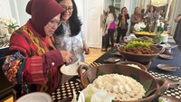 Lebaran di Kedutaan Besar Republik Indonesia (KBRI)  Paris tahun ini dihadiri sedikitnya 150 orang Diaspora dan Warga Bangsa yang kuliah maupun bekerja dan tinggal di sekitaran Perancis. Acara  dimulai dengan bersilaturahmi, bermaaf-maafan, bercerita dan diselingi tawa  sambil menikmati sajian istimewa khas Lebaran. Tampak para Ibu, juga menjelaskan kudapan khas Indonesia yang disajikan di KBRI, seperti serabi, lopis, serta ketan dan tape.