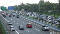 Kendaraan mengular hingga beberapa Km.