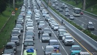 Pantauan detikcom pukul 15.00 WIB kemacetan di ruas one way tersebut bahkan membuat para pedagang masuk ke dalam Tol untuk menjual dagangannya.