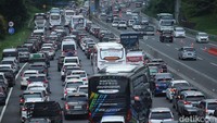 Suasana antrean kendaraan di ruas one way Km 73 Cipali, Minggu (14/4/2024).