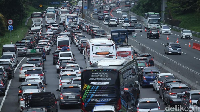 Suasana antrean kendaraan di ruas one way Km 73 Cipali, Minggu (14/4/2024).