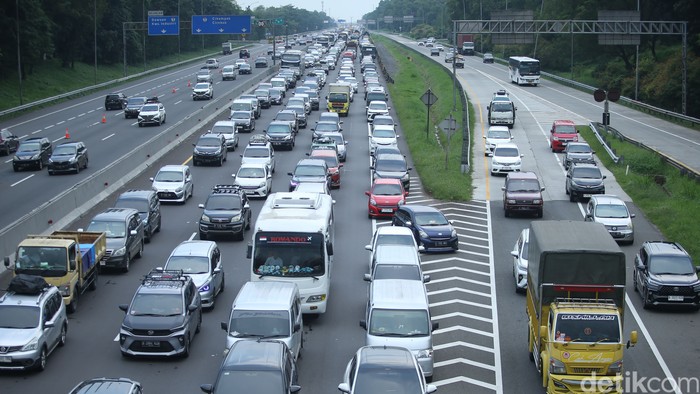 Suasana antrean kendaraan di ruas one way Km 73 Cipali, Minggu (14/4/2024).