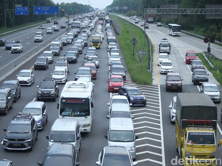 Potret Padatnya Kendaraan di Tol Menuju Jakarta