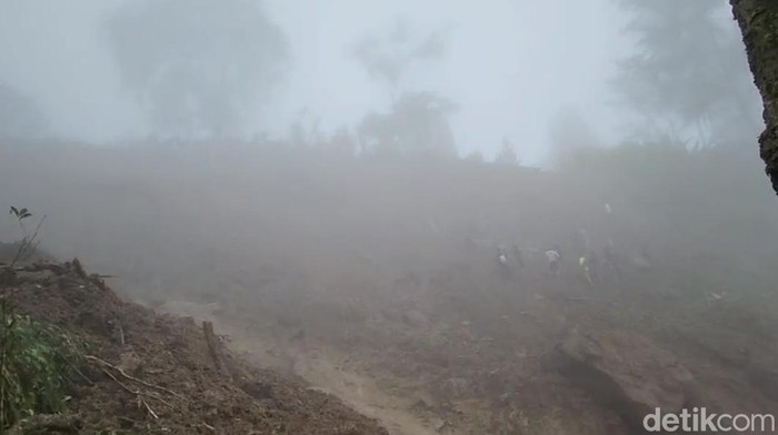 Proses evakuasi korban longsor di Tana Toraja terhambat kabut tebal.