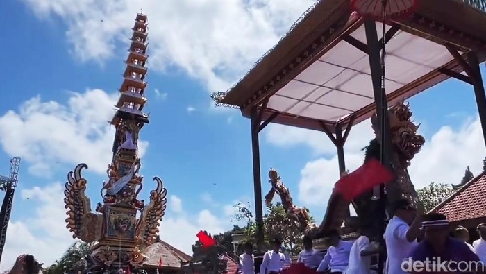 Prosesi pelebon Puri Agung Ubud untuk almarhum Tjokorda Bagus Santaka, Minggu (14/4/2024). (I Putu Budikrista Artawan/detikBali)