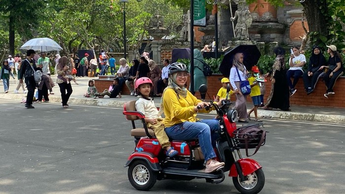 Ramainya pengunjung TMII sewa buggy car dan motor listrik