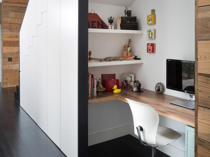 Ruang Kerja di Bawah Tangga Putih