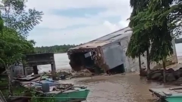 Rumah sarang walet di Pinrang hanyut terseret banjir.