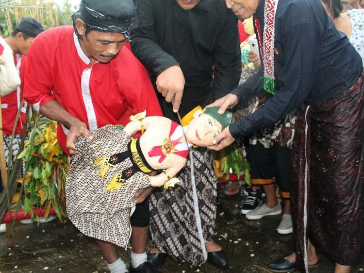 Potret Penyembelihan Pengantin Berpaes Jawa