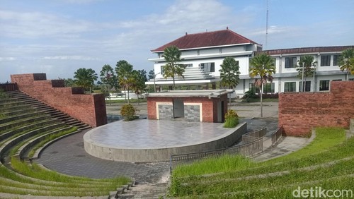 Situasi Anjungan Cerdas Mandiri (ACM) Rambut Siwi di Desa Yehembang Kangin, Kecamatan Mendoyo, Kabupaten Jembrana, Bali, beberapa waktu lalu. Di sekitar lokasi ini rencanaya dibangun sircuit road race senilai Rp 12 miliar. (I Putu Adi Budiastrawan/detikBali)