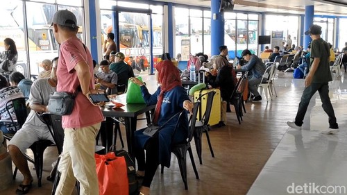 Situasi area tunggu keberangkatan AKAP di Terminal Mengwi, Badung, Minggu (14/4/2024) yang ramai dipadati pemudik setelah Lebaran. (Agus Eka Purna Negara/detikBali)