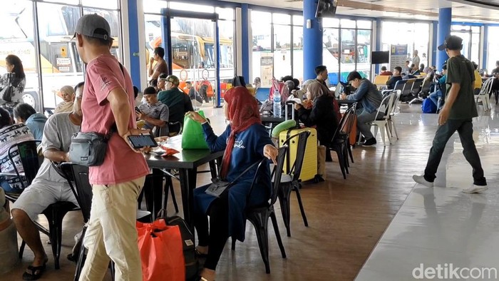Situasi area tunggu keberangkatan AKAP di Terminal Mengwi, Badung, Minggu (14/4/2024) yang ramai dipadati pemudik setelah Lebaran. (Agus Eka Purna Negara/detikBali)