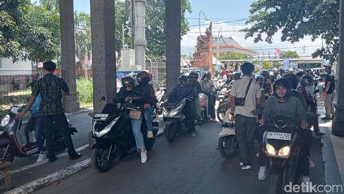 Situasi arus balik di terminal penumpang Pelabuhan Gilimanuk, Minggu (14/4/2024). (I Putu Adi Budiastrawan/detikBali)