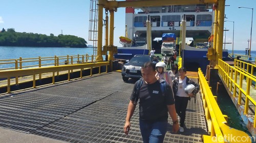 Situasi di Pelabuhan Padangbai, Karangasem, Bali, saat arus balik Lebaran 2024, Minggu (14/4/2024). (I Wayan Selamat Juniasa/detikBali)