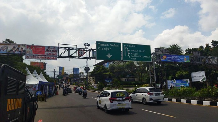 Situasi lalu lintas di Simpang Gadog, Bogor, Jawa Barat, Minggu (14/4/2024).
