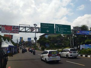 Lalin Jalur Puncak Terpantau Ramai Lancar Siang Ini
