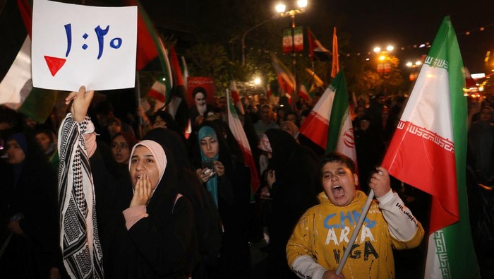 Sorak Gembira Warga Iran Rayakan Serangan ke Israel Iranian demonstrators attend an anti-Israeli gathering in front of the British Embassy in Tehran, Iran, April 14, 2024. Majid Asgaripour/WANA (West Asia News Agency) via REUTERS ATTENTION EDITORS - THIS PICTURE WAS PROVIDED BY A THIRD PARTY