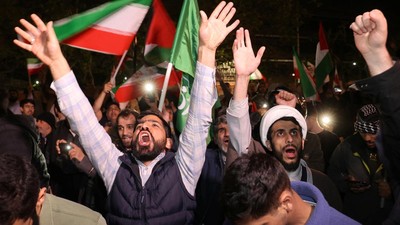 Sorak Gembira Warga Iran Rayakan Serangan ke Israel