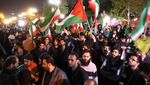 Sorak Gembira Warga Iran Rayakan Serangan ke Israel
