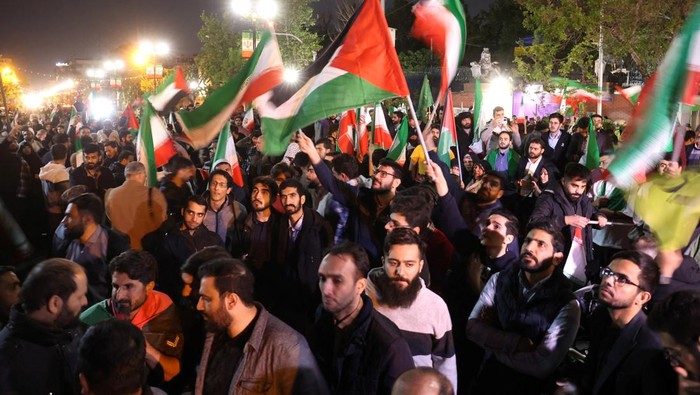 Sorak Gembira Warga Iran Rayakan Serangan ke Israel Iranian demonstrators attend an anti-Israeli gathering in front of the British Embassy in Tehran, Iran, April 14, 2024. Majid Asgaripour/WANA (West Asia News Agency) via REUTERS ATTENTION EDITORS - THIS PICTURE WAS PROVIDED BY A THIRD PARTY
