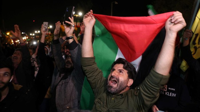 Sorak Gembira Warga Iran Rayakan Serangan ke Israel Iranian demonstrators attend an anti-Israeli gathering in front of the British Embassy in Tehran, Iran, April 14, 2024. Majid Asgaripour/WANA (West Asia News Agency) via REUTERS ATTENTION EDITORS - THIS PICTURE WAS PROVIDED BY A THIRD PARTY