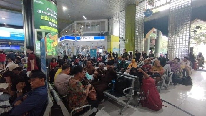 Lonjakan Penumpang Padat di Stasiun Gambir Akibat Arus Balik Mudik