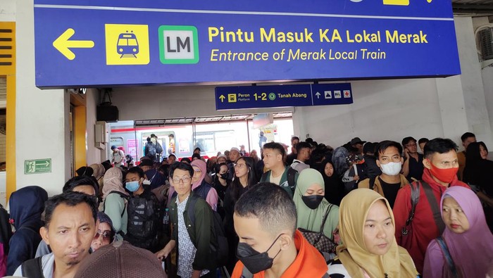 Suasana arus balik mudik Lebaran di Stasiun Rangkasbitung, Lebak, Banten, Minggu (14/4/2024).
