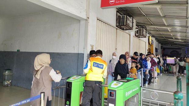 Suasana arus balik mudik Lebaran di Stasiun Rangkasbitung, Lebak, Banten, Minggu (14/4/2024).