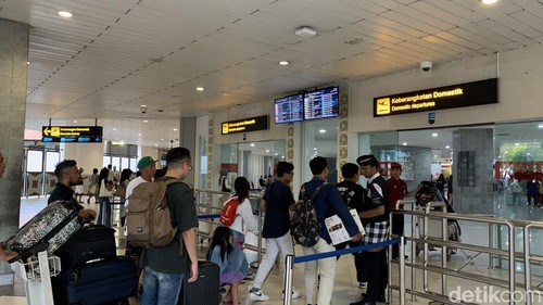Suasana di pintu keberangkatan domestik Bandara Ngurah Rai, Bali.