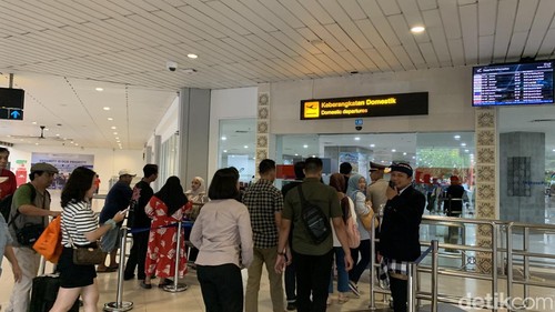Suasana di pintu keberangkatan domestik Bandara Ngurah Rai, Bali.