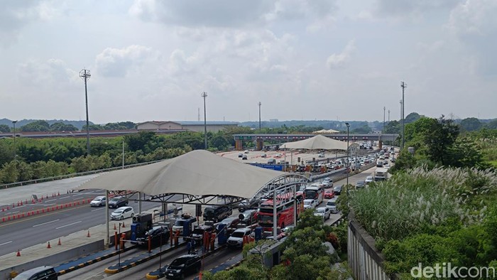 Lonjakan Lalu Lintas Terjadi di Gerbang Tol Cikatama Akibat Arus Balik Lebaran