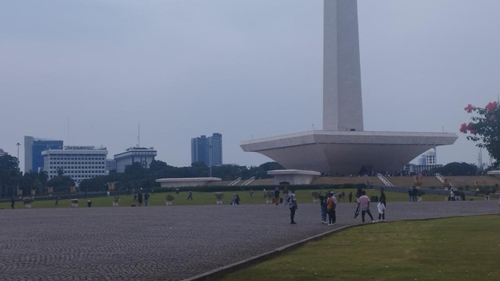 Suasana Monas, Jakarta Pusat (Jakpus) di hari libur terakhir Lebaran 2024, Minggu (14/4/2024).