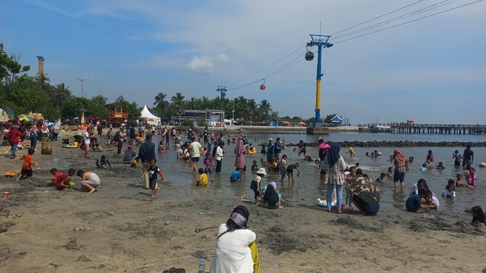 Suasana Pantai Ancol, Jakarta Utara pada hari terakhir libur Lebaran 2024, Minggu (14/4/2024).