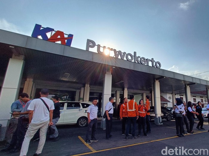 Suasana Stasiun Purwokerto saat masa angkutan Lebaran 2024, Minggu (14/4/2024).