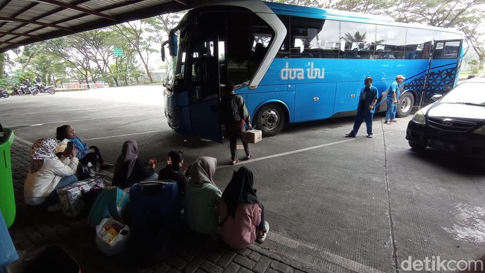 Suasana terminal bus Kota Tasikmalaya terlihat lengang.