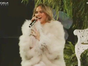 Suki Waterhouse Ungkap Gender Bayinya dengan Robert Pattinson di Coachella