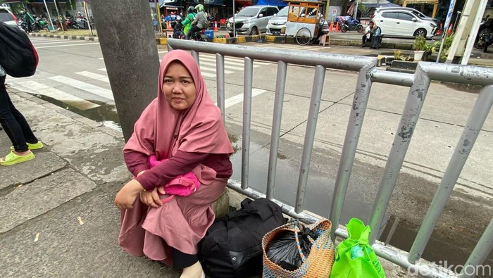 Tati (46), salah satu pemudik dari Cianjur pulang lebih dulu via Terminal Kampung Rambutan (Tina/detikcom)