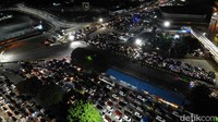 Terlihat dari pantauan udara, kendaraan yang hendak menyeberang ke Pulau Jawa menumpuk di area dermaga Bakauheni. (Foto: Tommy Saputra)