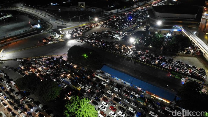 Terlihat dari pantauan udara, kendaraan yang hendak menyeberang ke Pulau Jawa menumpuk di area dermaga Bakauheni.