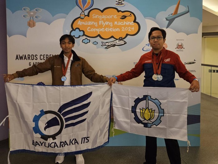 Tim Bayucaraka berhasil memboyong medali perak di kontes robet terbesari di Singapura